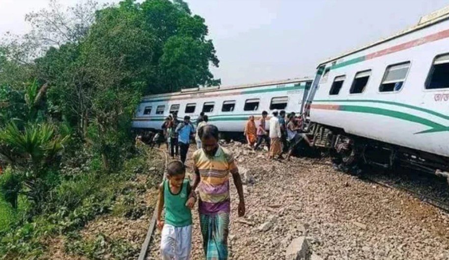 ১৫ ঘণ্টা পর ঢাকা-চট্টগ্রাম রুটে ট্রেন চলাচল স্বাভাবিক